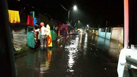 Evacúan a 21 familias en El Salvador por lluvias y se mantiene alerta verde
