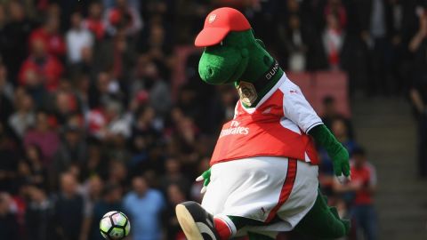 Arsenal inglés se queda sin el "Gunnersaurus" en medio de recorte de costos