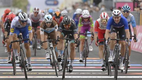 Démare supera a Sagan y Thomas abandona el Giro