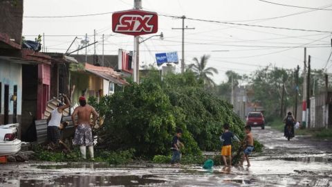 Pobladores limpian calles y reportan pérdidas materiales por huracán