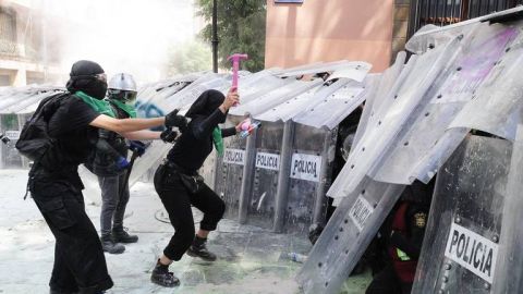 Premian a mujeres policías agredidas en marchas feministas