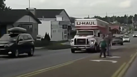 VIDEO: Mujer se estampa contra camión en movimiento por cruzar de forma indebida