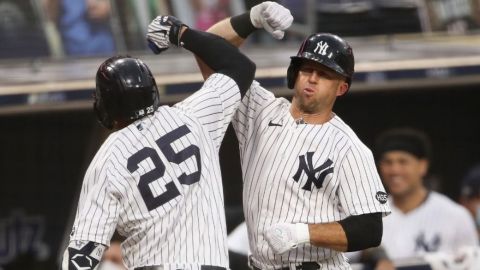 Yankees sobrevive a base de batazos largos para empatar serie