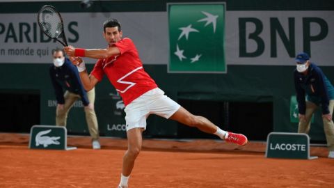 Djokovic derrota a Tsitsipas y enfrentará a Nadal en la final de Roland Garros