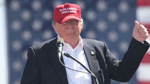 Trump vuelve a la campaña, mientras cancelan debate