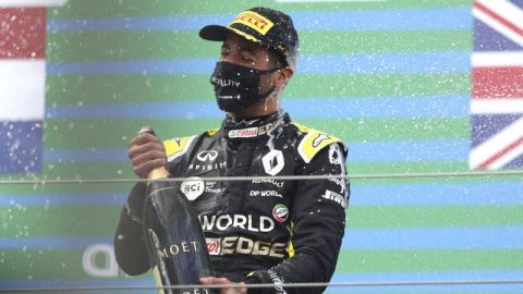 Ricciardo consigue podio y podrá elegir tatuaje de su jefe