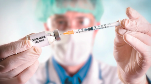 Más vacunas contra COVID se detuvieron por reacciones en voluntarios