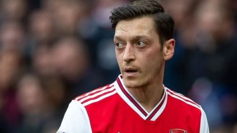 Özil, que no juega desde marzo en el Arsenal, recibió un bonus de ocho millones