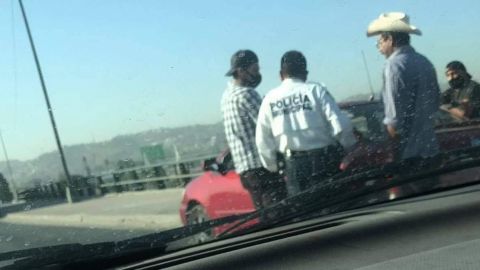 Caos vial en puente Lázaro Cárdenas por choque de tráileres