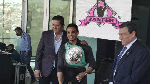 "Chon" Zepeda recibe cinturón Plata Superligero de manos de Mauricio Sulaimán