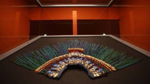 Penacho azteca pedido en préstamo por México se dañaría en traslado, dice museo