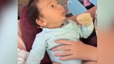 Bebé de dos meses sorprende ''hablando'' con su mamá