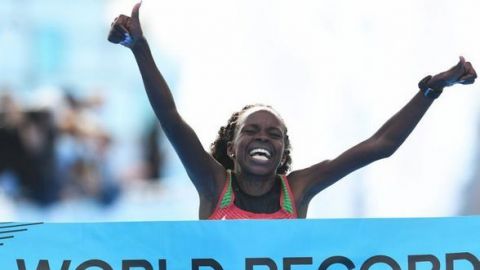 Keniana Jepchirchir rompe marca mundial de media maratón