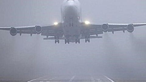 AICM suspende aterrizajes y despegues por banco de niebla