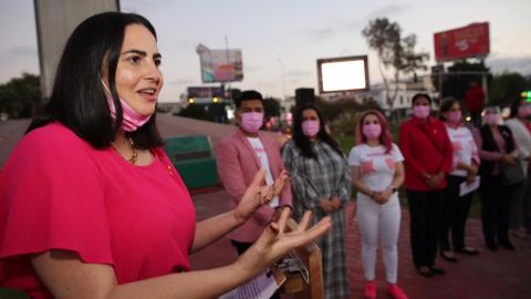 Alcaldesa encabeza iluminación rosa del Monumento México