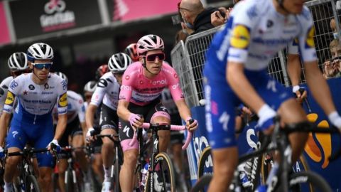 Tratnik gana la 16ta etapa del Giro, Almeida sigue de rosado