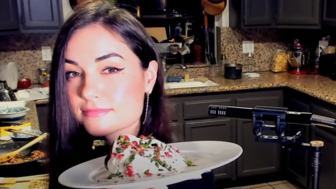 VIDEO: Sasha Grey seduce ahora con sus recetas de cocina y hace chiles en nogada