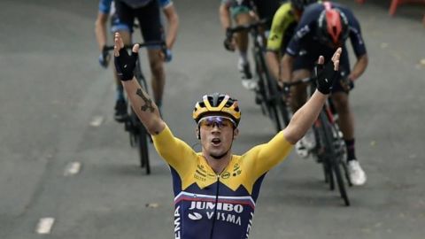 El campeón Roglic gana etapa inicial de la Vuelta a España