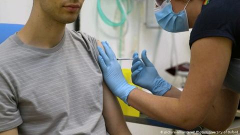 Reino Unido planea infectar de coronavirus a voluntarios para probar vacunas