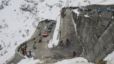 Kelderman nuevo líder del Giro; Hindley gana la etapa reina