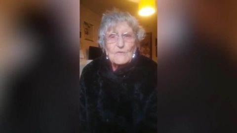 VIDEO: mujer de 104 años llora al suplicar que la dejen ver a su familia