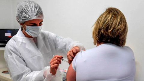 Ensayo clínico de vacuna de AstraZeneca/Oxford contra Covid-19 se reanuda en EU