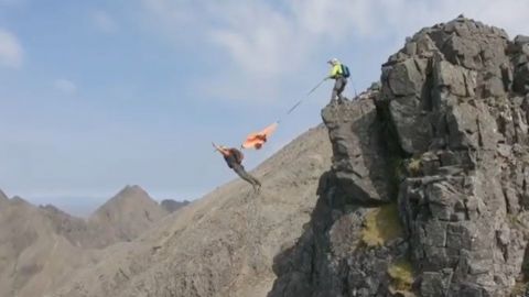VIDEO: Hombres saltan al vacío desde una montaña