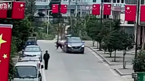 VIDEO: ¡Impresionante!, mujer es atropellada y bebé aterriza en techo del auto