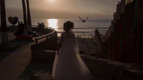 ¡Emotivo! Activistas de casaron al lado del muro fronterizo