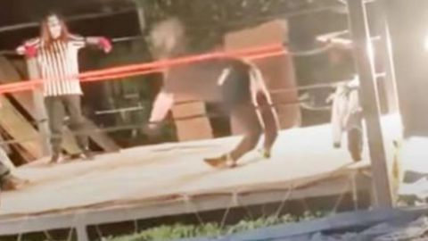 VIDEO: Luchador se rompe las piernas tras brincar al ring