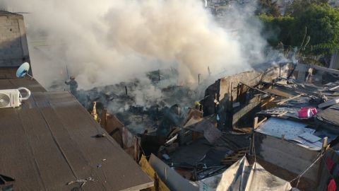 VIDEO: Fuerte incendio deja a dos familias tijuanenses en la calle