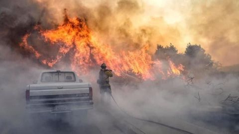 Evacuan a 70 mil personas tras incendios en Orange County en California