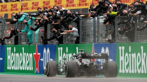 Mercedes se prepara para ganar su séptimo título de F1 en Imola