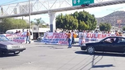 Burócratas de Tecate bloquean entrada del municipio