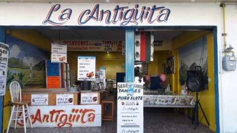 Fonda de comida casera regala comida a migrantes en Tijuana