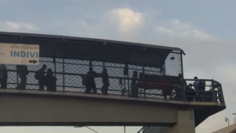 VIDEO: Vendedores del puente de 5y10 agarraron a golpes a un joven