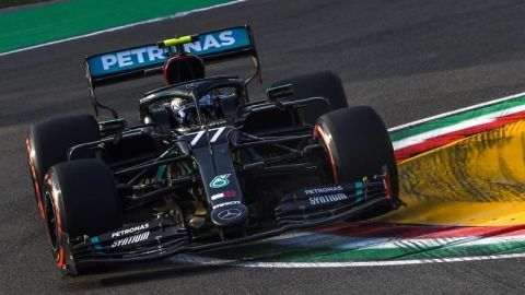 Bottas le arrebata la pole a Hamilton en otro doblete de Mercedes