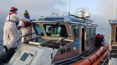 Rescatan navales a 15 personas de embarcación