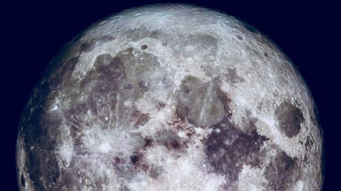 Científicos europeos descubren un nuevo mineral en un meteorito lunar