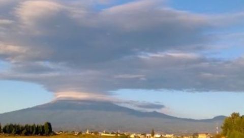 Nube lenticular cubre cráter del volcán Popocatépetl