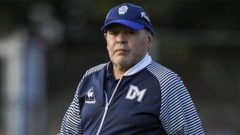 Operan con éxito a Diego Armando Maradona