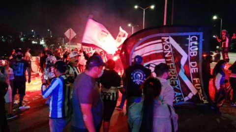 Aficionados de Rayados rompen medidas y festejan título de Copa MX
