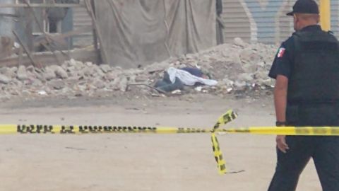 VIDEO: Abandonan cuerpo con narcomanta en Tijuana