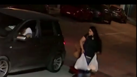 ¡CUIDADO!  VIDEO: Intentan asaltar a mujer desde un automóvil