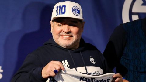 Maradona es ‘muy difícil’; lo mantienen sedado