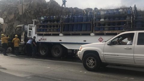 Sofoca bomberos incendio de camión de Baja Oil
