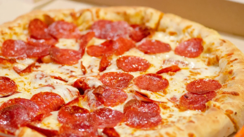 Los riesgos de comer pizza fría al día siguiente