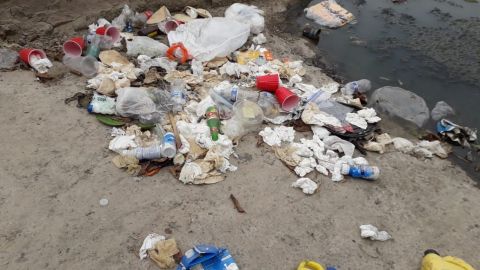 Ciudadanos arrojan basura en desarenadores, un riesgo de inundaciones