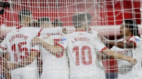 El Sevilla remonta el vuelo en Liga con un gol de penalti de Ocampos