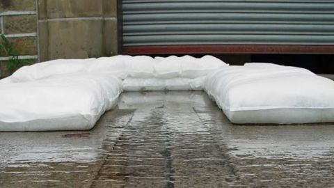 Regalan costales de arena para prevenir inundaciones en San Diego